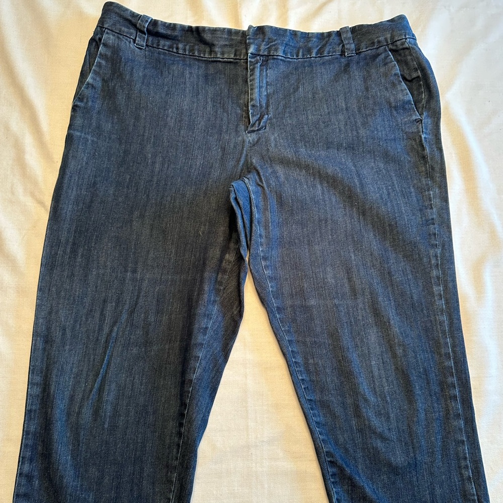 GAP. Navy denim, stretch capri pants. EUC